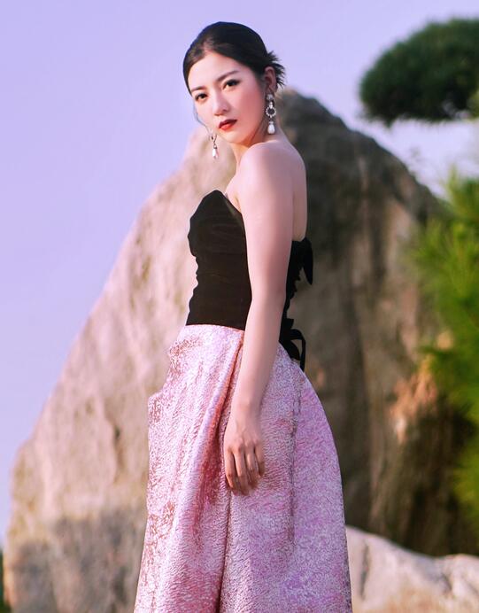 日本三级带黄三级在线看